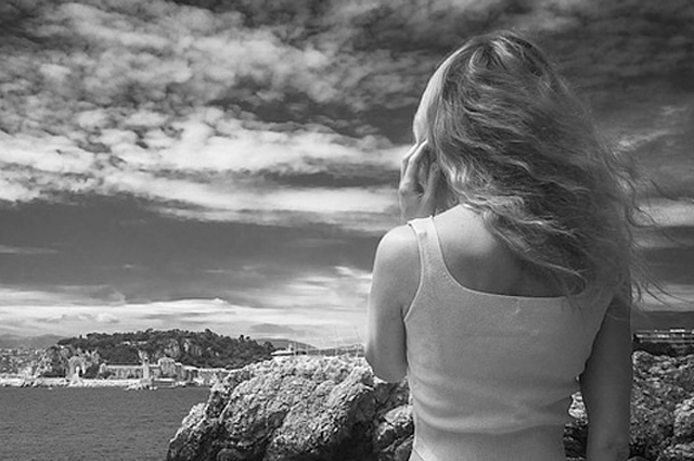 Anna Bella vestindo roupas de inverno elegante