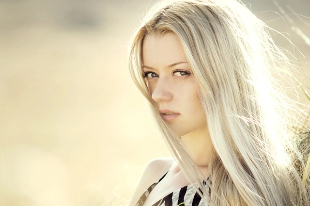 Anna Bella em um vestido leve em um ambiente ensolarado